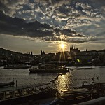 Coucher de soleil au-dessus du Valtava. מול השקיעה